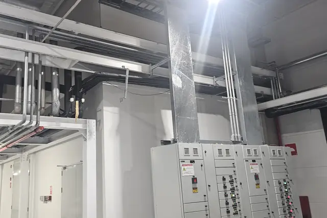 Rack de tubulações isoladas, eletrocalhas e quadros elétricos