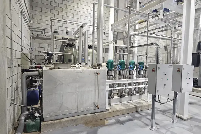 Casa de bombas com tubulações e quadros elétricos