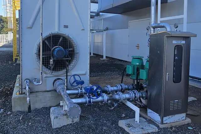 Torre de resfriamento com bombas e painel de comando