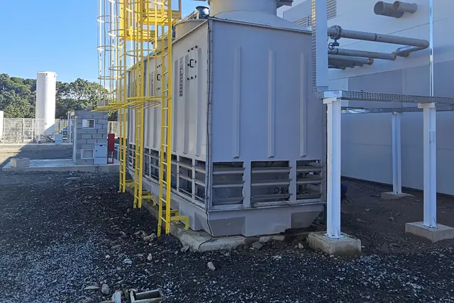 Torre de resfriamento com plataforma de acesso amarela